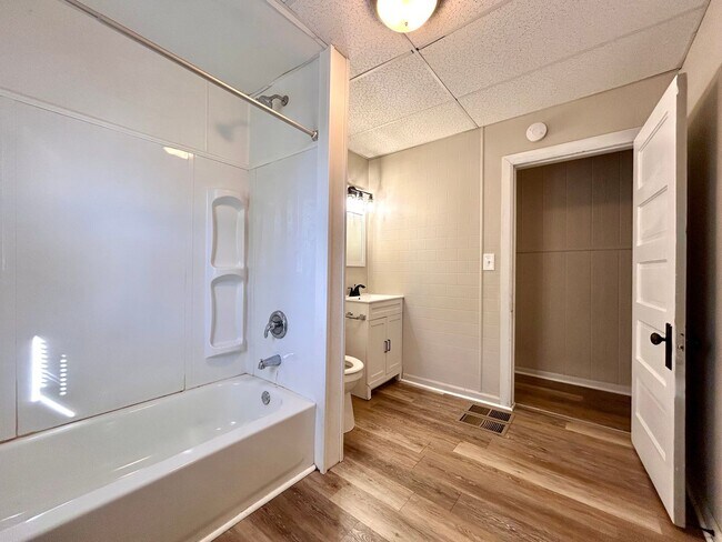 Building Photo - Grand 836/838