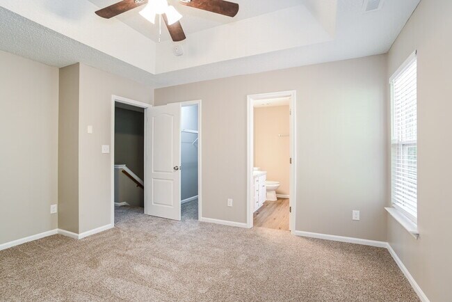 Building Photo - 230 Amir Cir