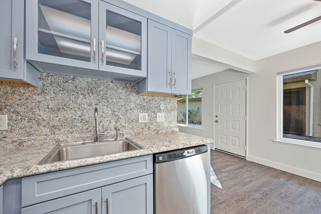 Building Photo - Beautifully Updated 2 Story Unit