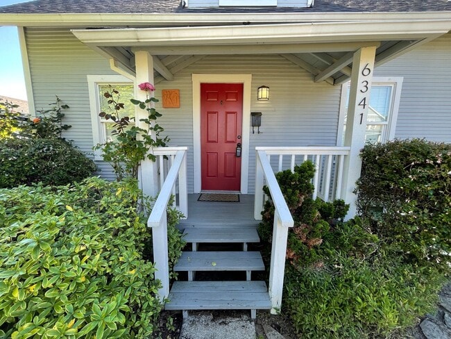 Building Photo - Adorable bungalow with large private yard