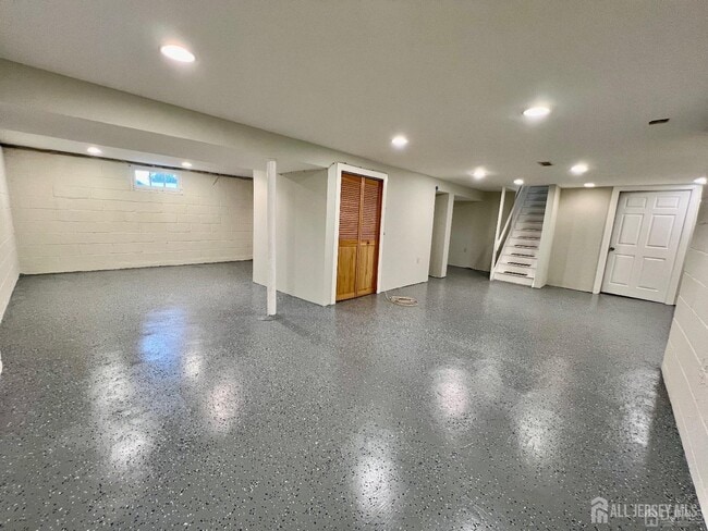 Building Photo - 340 Old Post Rd