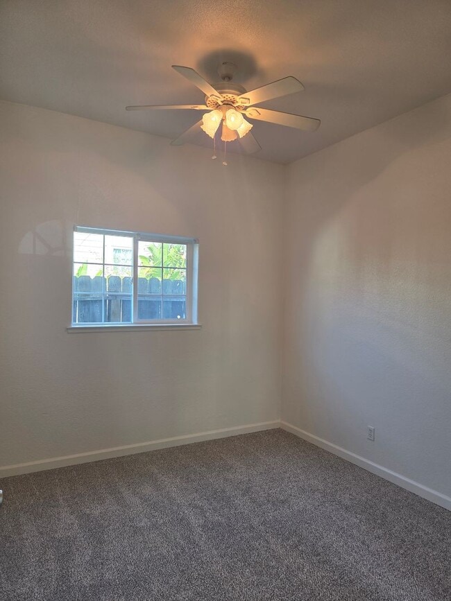 Building Photo - 500e