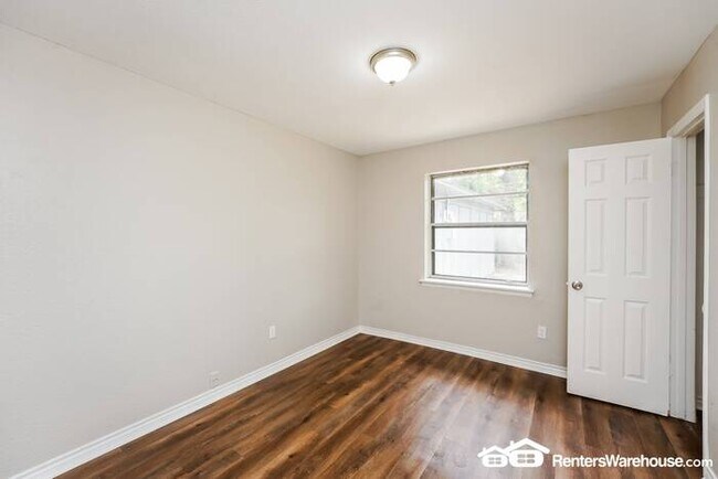 Building Photo - Newly renovated spacious 4 bed/2 bath, wit...