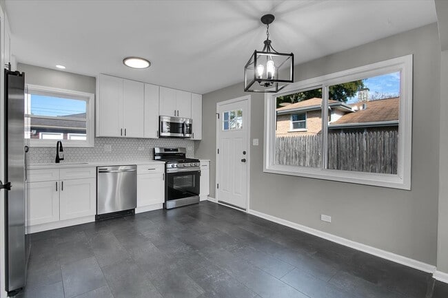 Building Photo - 329 E Jefferson St