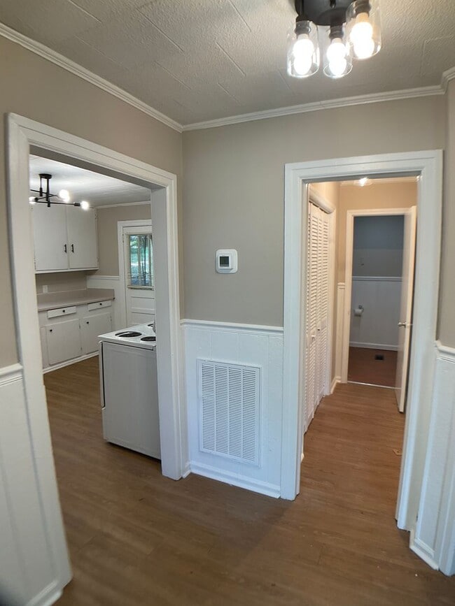 Building Photo - Adorable Bungalow Ready for New Residents!