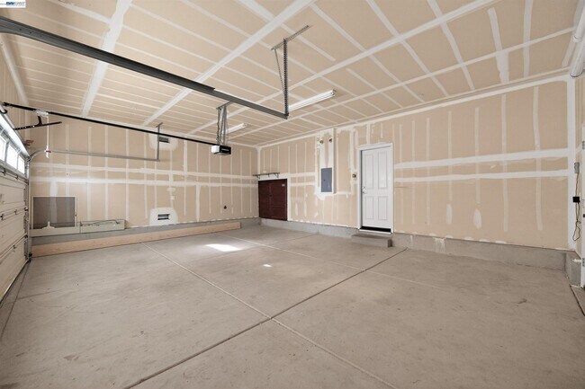Building Photo - 1005 S Fowler Ln