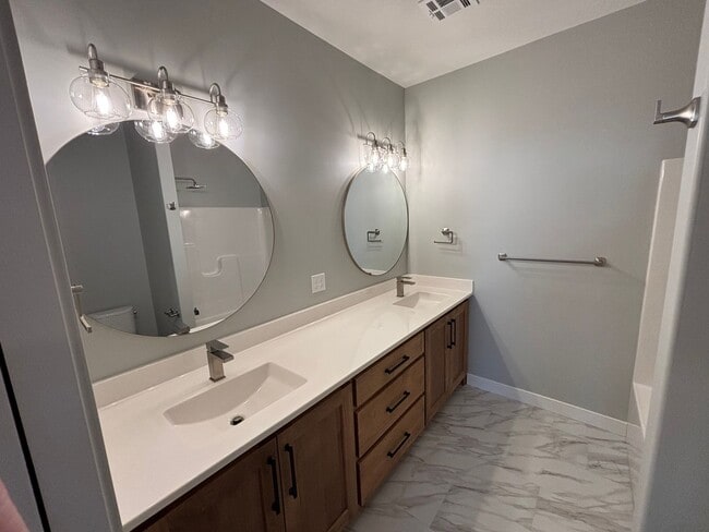 Building Photo - Stunning New Build in Central Manhattan! Available NOW!