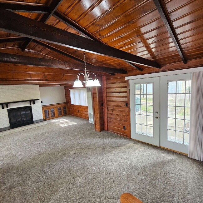 Building Photo - A cozy 2-bedroom, 1-bath home in the heart...