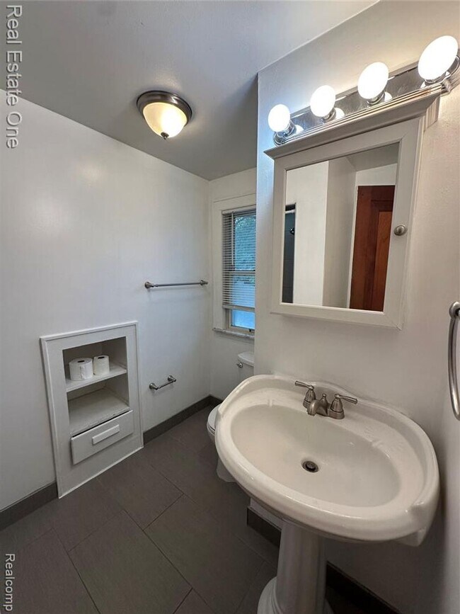 Building Photo - Upper Duplex