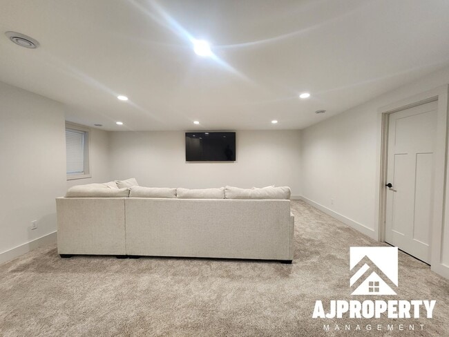 Building Photo - 5304 S Spirea Ave