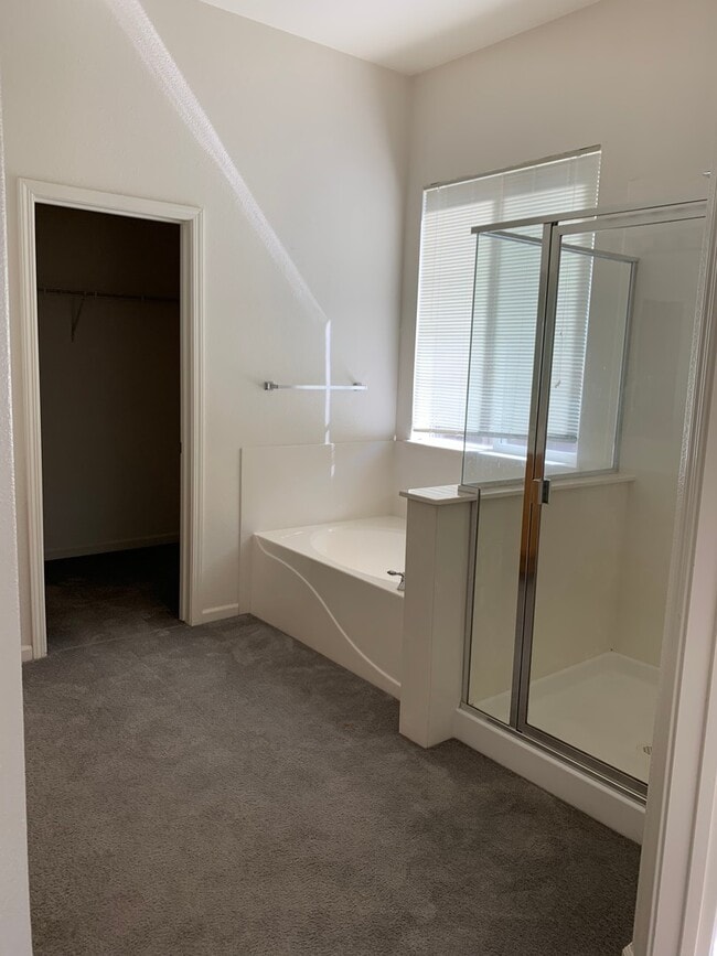 Building Photo - Spacious 3-bedroom 2 bathroom Home-Travis ...