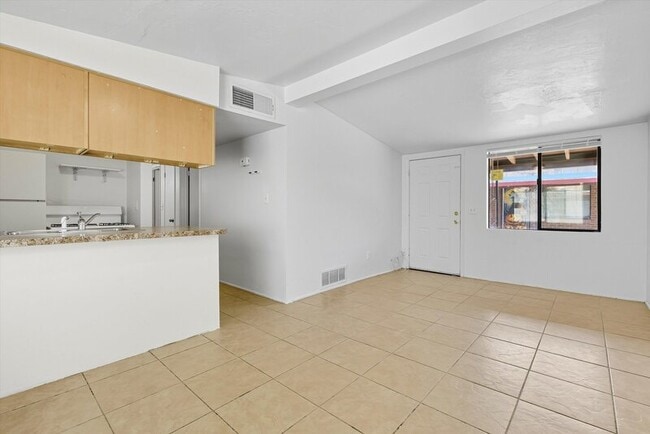 Building Photo - 1662 N Beverly Ave
