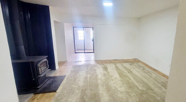 Building Photo - Pre-Lease Avail. 06/01 - Open & Bright, Updated Flooring, W/D Available