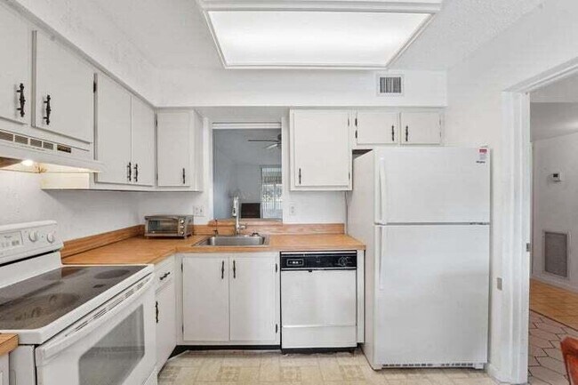 Building Photo - 370 NW 76th Ave
