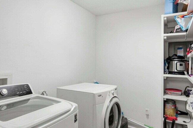 Building Photo - "Charming 2-Bed Townhouse Retreat in Fort Walton Beach – Perfect Comfort in 967 Sq Ft!"