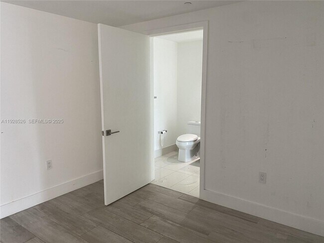 Building Photo - 121 NE 34th St