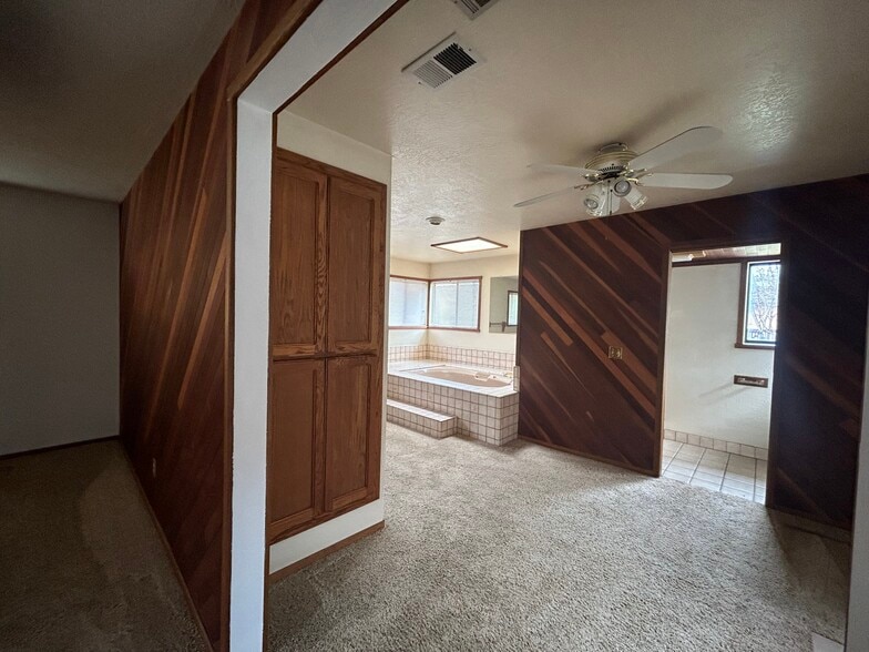 Master bath jacuzzi tub - 16280 Cattle Dr