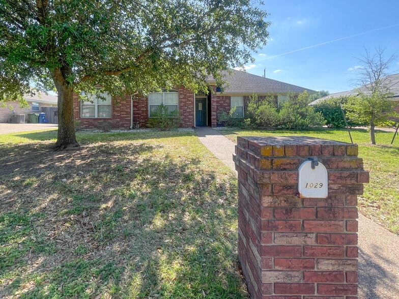 Building Photo - 1029 S Haven