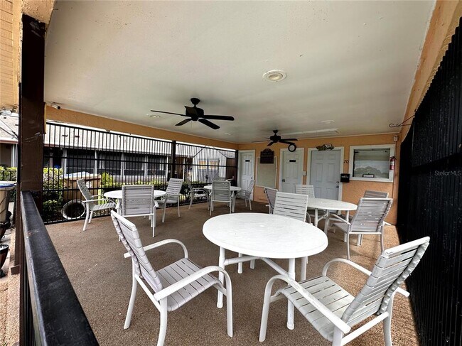 Building Photo - 22 W Country Cove Way