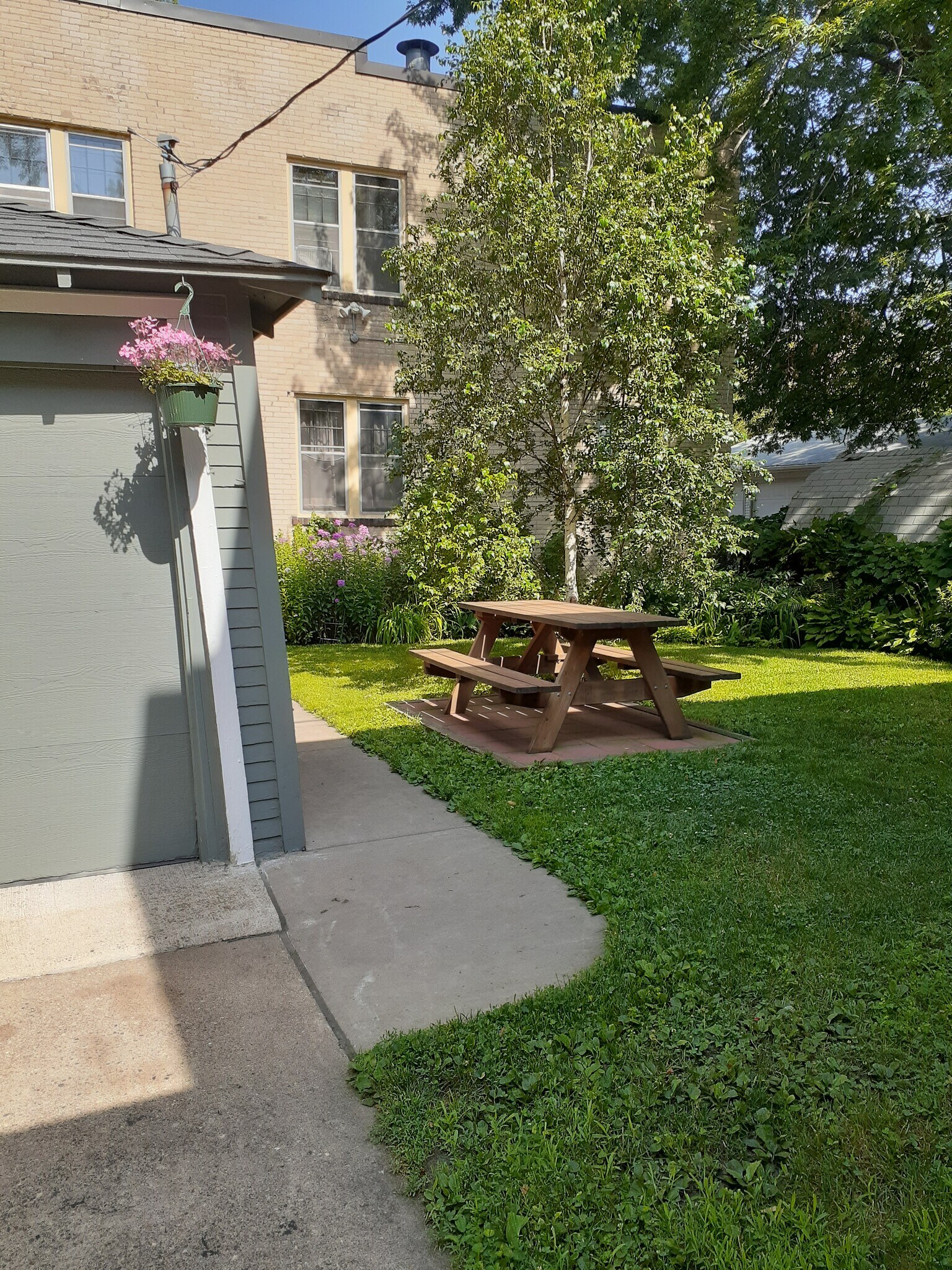 Garage and picnic table - 505 8th Ave SE