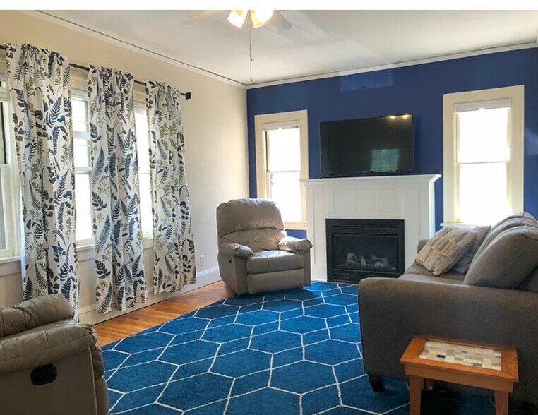 Building Photo - 313 E Rock St