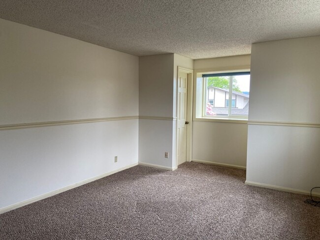 Building Photo - DECEMBER RENT FREE!