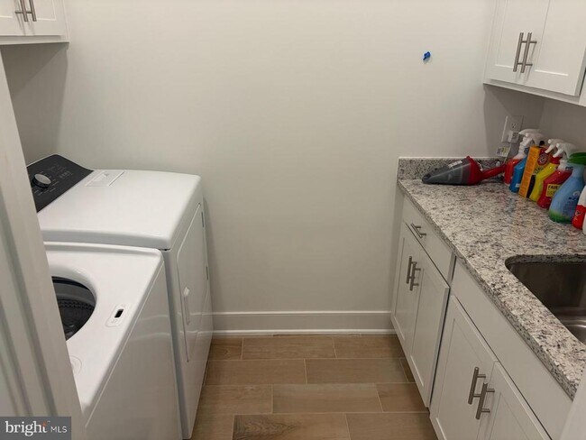 Building Photo - 6057 Sunstone Ln