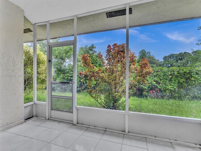 Building Photo - 8813 NW Paradise Ct