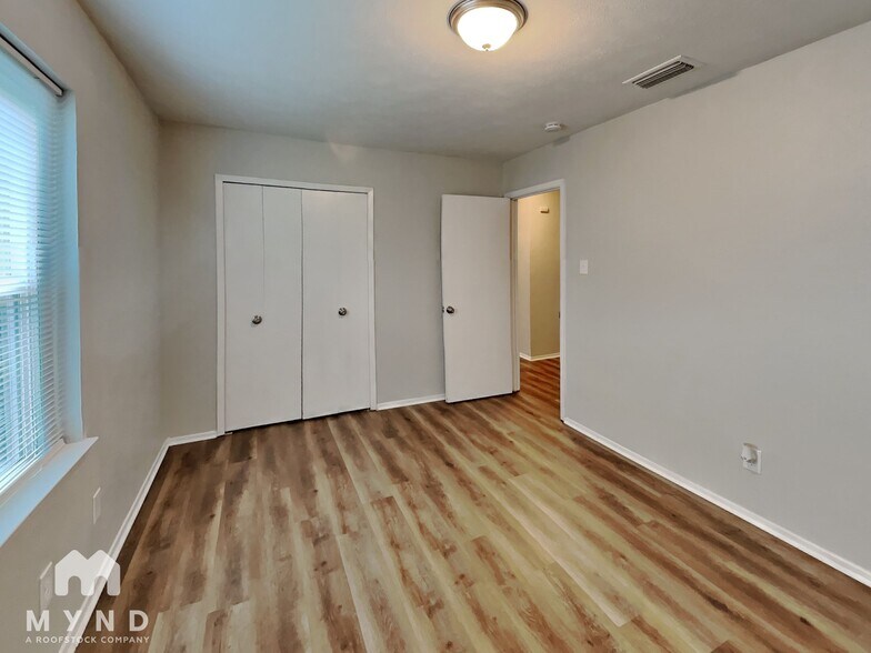 Building Photo - 3451 Pebbleshores Dr