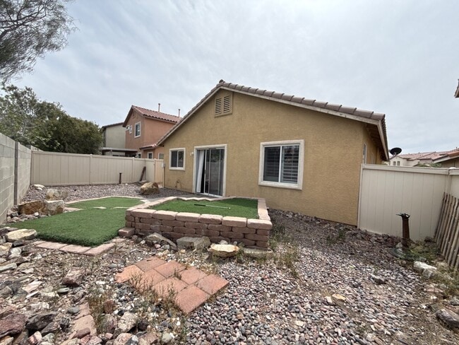 Building Photo - 824 Blushing Rose Pl
