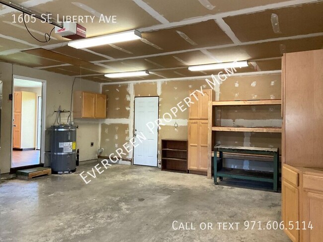 Building Photo - Bright & Spacious 3BR/2BA Home with Ample ...