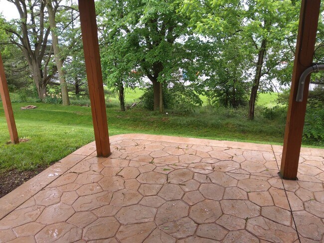 Building Photo - Beautiful Three Bedroom Townhouse