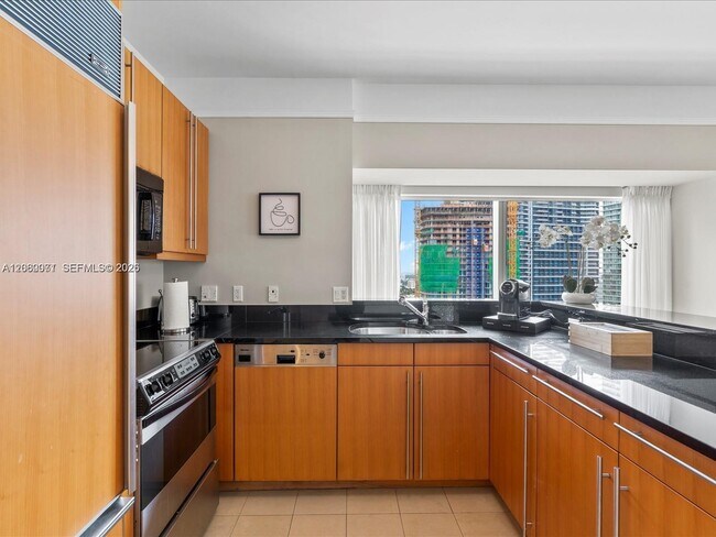 Building Photo - 1435 Brickell Ave