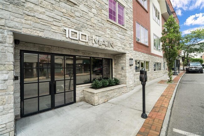 Building Photo - 100 Main St