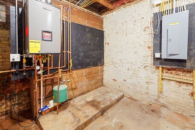 Building Photo - rent to own newly renovated condo