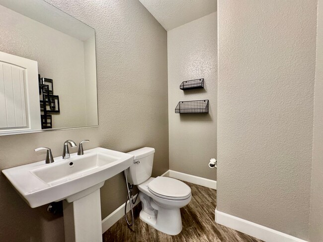 Building Photo - 5 YEARS NEW,  FORMER MODEL HOME BUILT BY LENNAR HOMES, 4 BED, 2.5 BATH, 2 CAR GARAGE