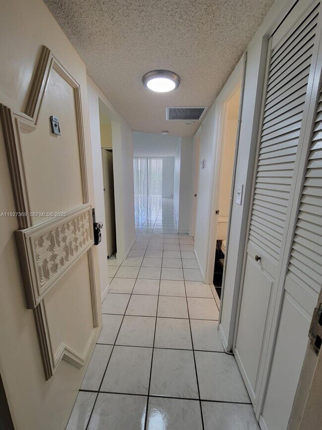 Building Photo - 18151 NE 31st Ct