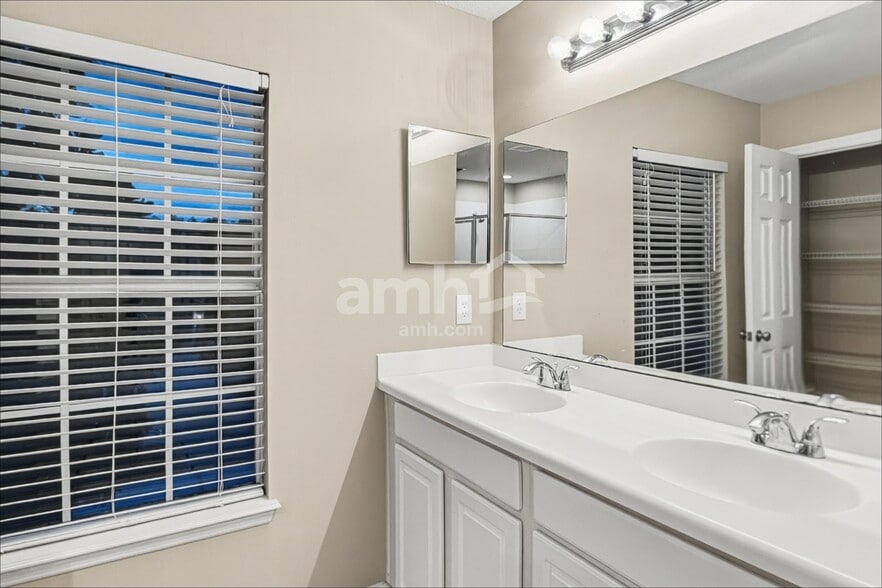 Building Photo - 1779 Ferncreek Dr