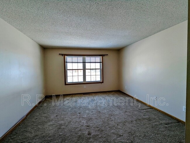 Building Photo - 1909 Bluestem Ln