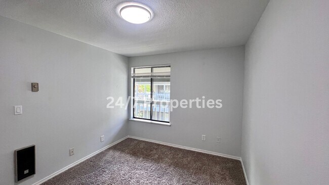 Building Photo - Upper Level 2 BD | 1 BA Apartment w/ Willa...
