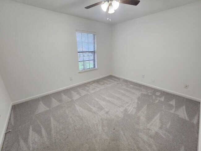 Building Photo - 41 Oak Forest Loop