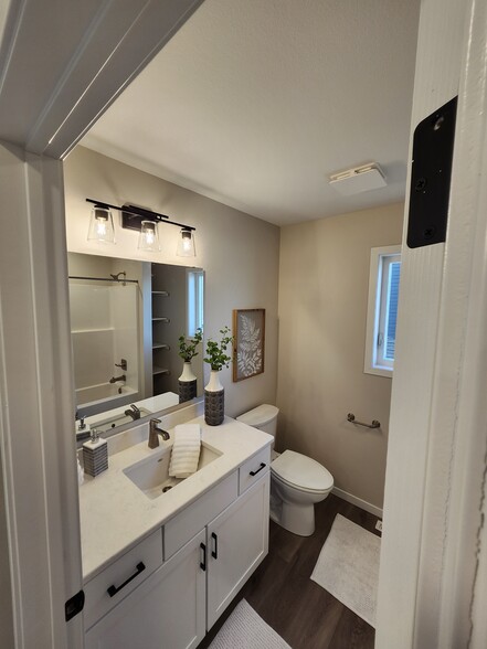 Full upstairs bath - 5318 Welder Ave