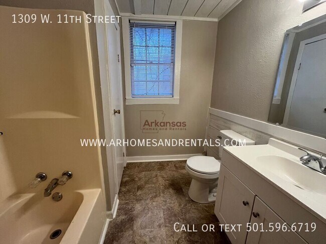 Building Photo - 1309 W 11th St