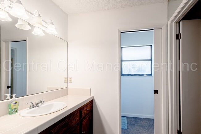 Building Photo - 3 Bedroom/2 Bath Home in the Southwest - $...