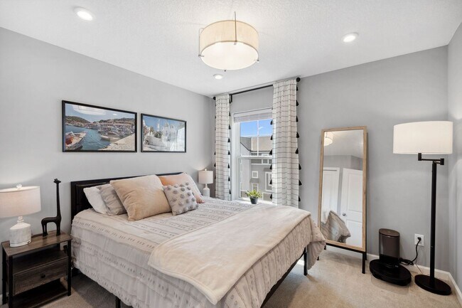 Building Photo - Rare End Unit 3Bed 3Bath Townhome in Rogers