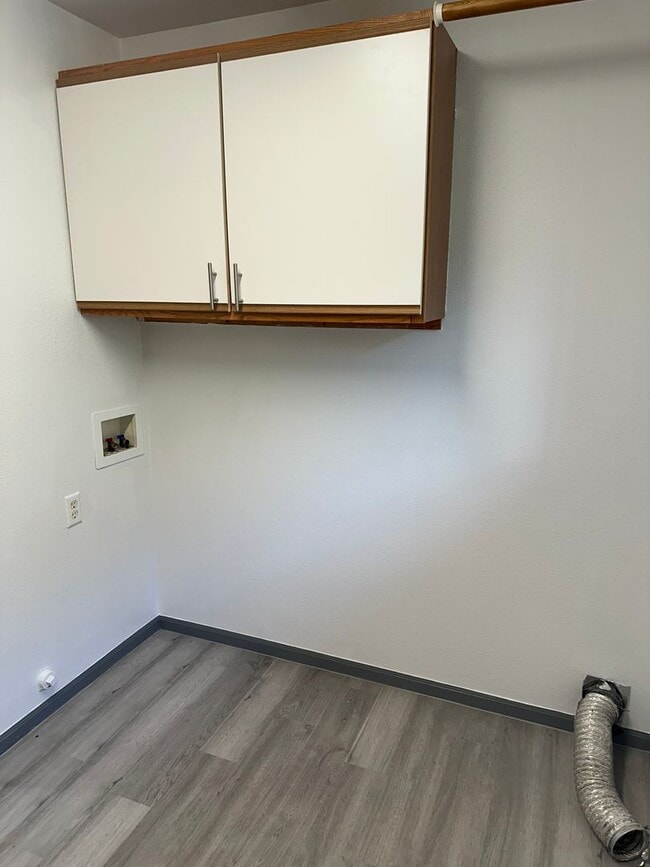 Building Photo - Beautifully updated 3 bedroom, 1 bath hous...