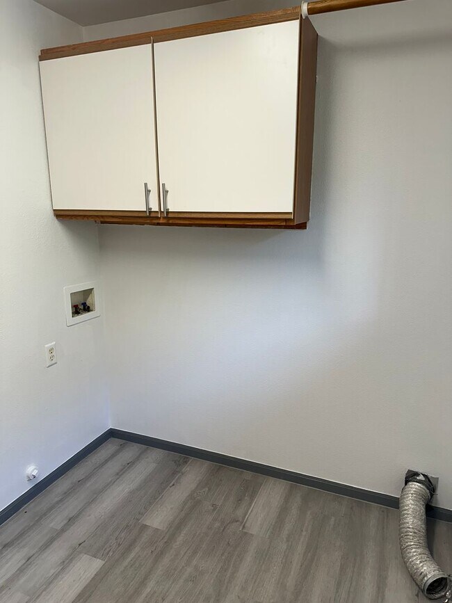 Building Photo - Beautifully updated 3 bedroom, 1 bath house in Eugene!