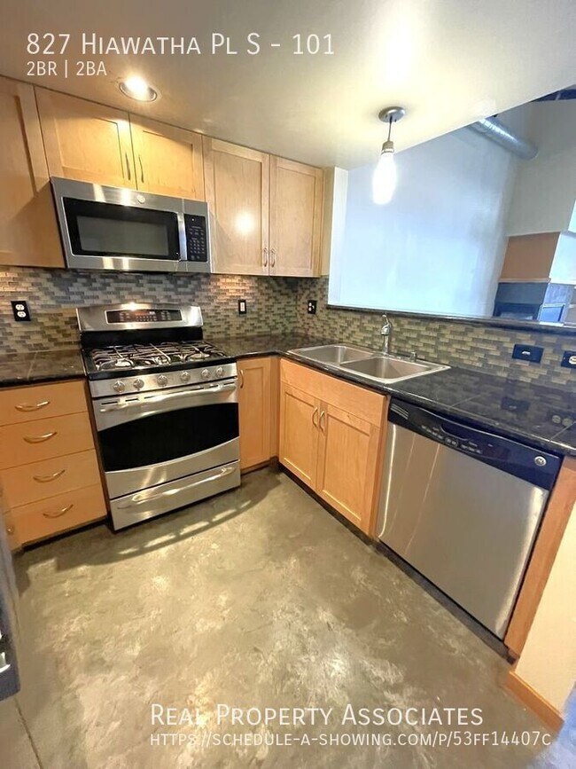 Building Photo - 827 Hiawatha Pl S