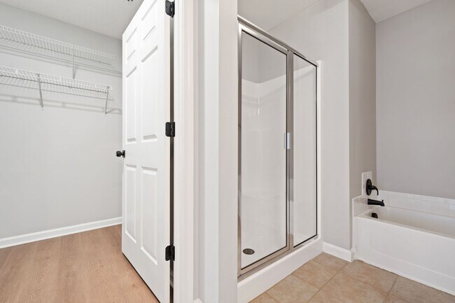 Building Photo - **Applications Pending** Ground-Level 2BR Condo with Community Pool!