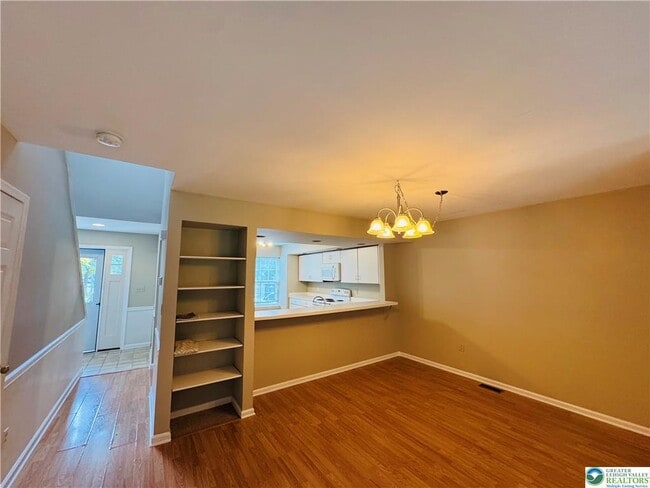 Building Photo - 102 Quaker Dr